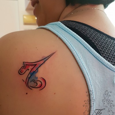 Tatuaj Watercolor zodia capricorn, tatuaje mici, tatuaje fete