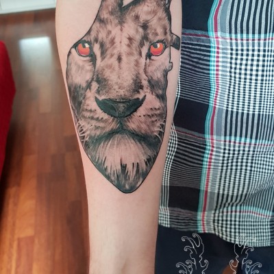 Tatuaj leu-inima antebrat de Theodor
