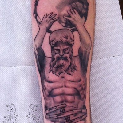 Tatuaj Atlas carand pe brate un simbol pentru ying si yang.Tatuaj Realistic, Tatuaje bucuresti, tatuaje, tatuaj mana, tattoo