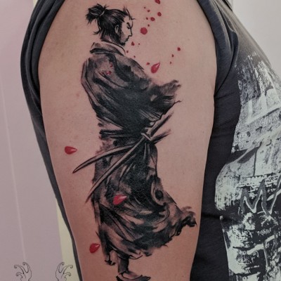 Tatuaj samurai, Miyamoto Musashi(a fost un spadasin japonez faimos pentru duelurile sale si stilul lui distinctiv de a lupta cu două săbii)
