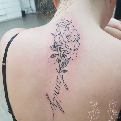 Tatuaj floral avand ca ideee principala cuvantul