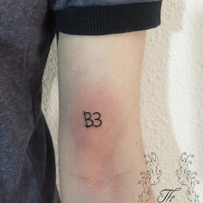 Tatuaj mic B3