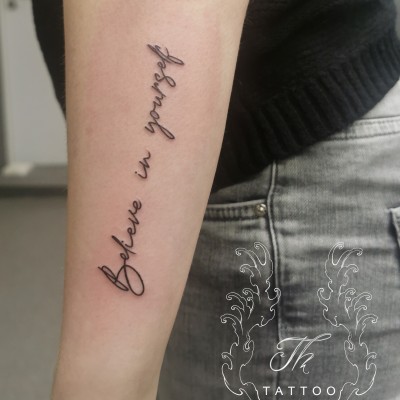 Tatuaj scris fete